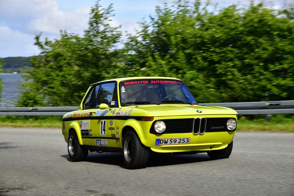 Omkring 1970 var BMW 2002 bilen, alle bilentusiaster drømte om. Gert Simonsen fra Aalborg kørte sin egen bil frem til en andenplads i klassen i Munkebjerg Hillclimb.
(Foto: Michael Eisenberg)